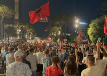 Qytetarët marshojnë nëpër rrugët e Tiranës, slogani i protestës në ditën e 71-të