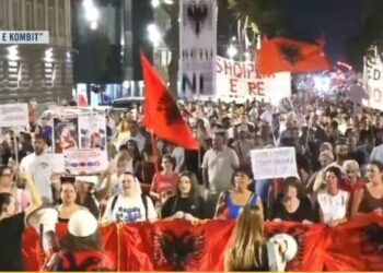 “Nuk shitet Shqipëria, shitet qeveria”/ Pas fjalimeve para Kryeministrisë, nis marshimi drejt sheshit “Nënë Tereza”