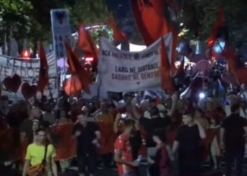Mbyllen fjalimet para Kryeministrisë, protestuesit e shumtë nisin marshimin në rrugët e kryeqytetit