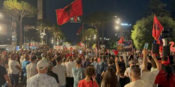 Qytetarët marshojnë nëpër rrugët e Tiranës, slogani i protestës në ditën e 71-të