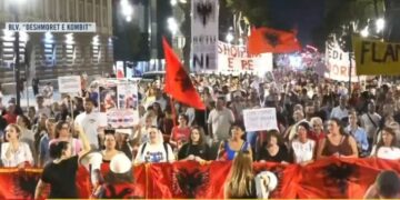 “Nuk shitet Shqipëria, shitet qeveria”/ Pas fjalimeve para Kryeministrisë, nis marshimi drejt sheshit “Nënë Tereza”