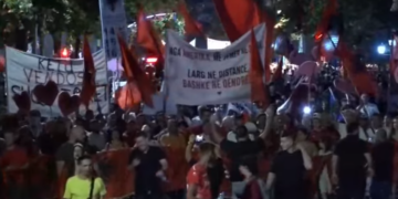 Mbyllen fjalimet para Kryeministrisë, protestuesit e shumtë nisin marshimin në rrugët e kryeqytetit