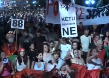 Përfundojnë fjalimet te Kryeministria/ Turma masive nis marshimin, bulevardi “vishet” kuqezi: Rama jep dorëheqjen!