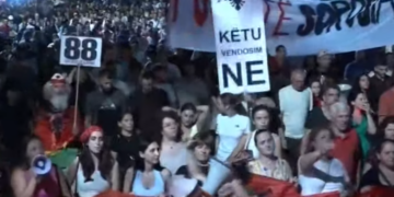 Përfundojnë fjalimet te Kryeministria/ Turma masive nis marshimin, bulevardi “vishet” kuqezi: Rama jep dorëheqjen!