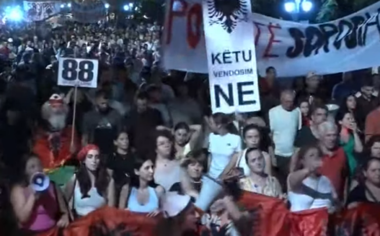 Përfundojnë fjalimet te Kryeministria/ Turma masive nis marshimin, bulevardi “vishet” kuqezi: Rama jep dorëheqjen!