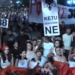Përfundojnë fjalimet te Kryeministria/ Turma masive nis marshimin, bulevardi “vishet” kuqezi: Rama jep dorëheqjen!