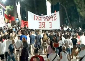 Mbyllen fjalimet para Kryeministrisë, qytetarët nisin marshimin: Nesër me vezë para selisë së PS-së