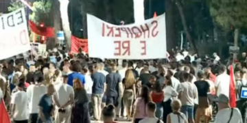 Mbyllen fjalimet para Kryeministrisë, qytetarët nisin marshimin: Nesër me vezë para selisë së PS-së