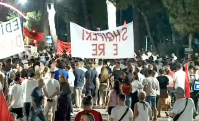 Mbyllen fjalimet para Kryeministrisë, qytetarët nisin marshimin: Nesër me vezë para selisë së PS-së