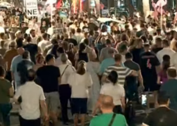 Përfundojnë fjalimet te Kryeministria, protestuesit marshojnë në rrugët e Tiranës: Ju erdhi fundi!