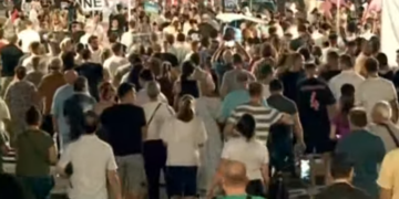 Përfundojnë fjalimet te Kryeministria, protestuesit marshojnë në rrugët e Tiranës: Ju erdhi fundi!