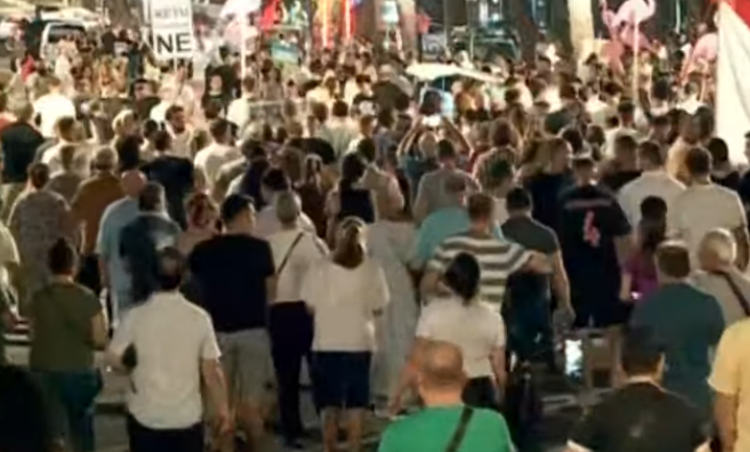 Përfundojnë fjalimet te Kryeministria, protestuesit marshojnë në rrugët e Tiranës: Ju erdhi fundi!