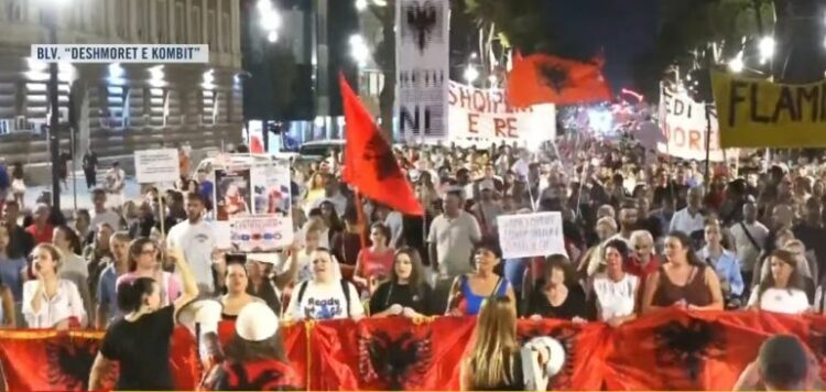 “Nuk shitet Shqipëria, shitet qeveria”/ Pas fjalimeve para Kryeministrisë, nis marshimi drejt sheshit “Nënë Tereza”
