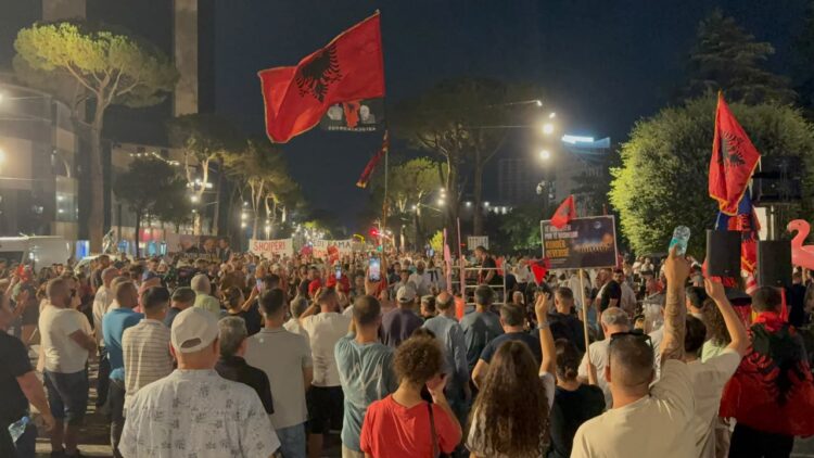 Qytetarët marshojnë nëpër rrugët e Tiranës, slogani i protestës në ditën e 71-të