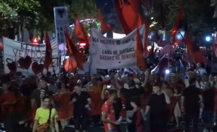 Mbyllen fjalimet para Kryeministrisë, protestuesit e shumtë nisin marshimin në rrugët e kryeqytetit