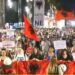“Nuk shitet Shqipëria, shitet qeveria”/ Pas fjalimeve para Kryeministrisë, nis marshimi drejt sheshit “Nënë Tereza”
