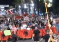 “Rama jepe dorëheqjen”- Qytetarët marshojnë rrugëve të Tiranës: Rama në burg, Berisha në burg! Ndryshim sistemi, ju erdhi fundi