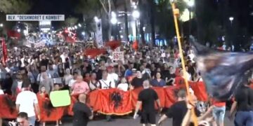 “Rama jepe dorëheqjen”- Qytetarët marshojnë rrugëve të Tiranës: Rama në burg, Berisha në burg! Ndryshim sistemi, ju erdhi fundi