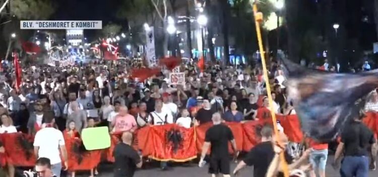 “Rama jepe dorëheqjen”- Qytetarët marshojnë rrugëve të Tiranës: Rama në burg, Berisha në burg! Ndryshim sistemi, ju erdhi fundi