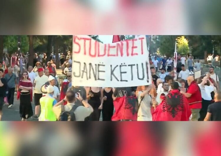 Protesta e 80-të kundër qeverisë/ Nis marshimi nga Sheshi Skënderbej drejt Kryeministrisë