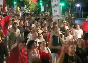 Mbyllet protesta e 74-t në Tiranë, qytetarët marshojnë në kryeqytet: Rama ik!