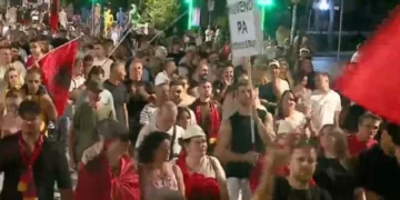 Mbyllet protesta e 74-t në Tiranë, qytetarët marshojnë në kryeqytet: Rama ik!