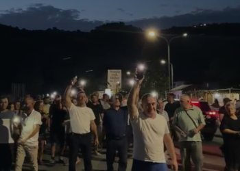 Banorët e Memaliajit protestojnë kundër bashkimit me Tepelenën, bllokohet rruga nacionale