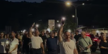 Banorët e Memaliajit protestojnë kundër bashkimit me Tepelenën, bllokohet rruga nacionale