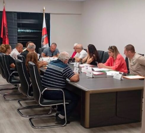 Propozimi i PS për shkrirjen e bashkive/ Këshilli Bashkiak i Memaliajt vendos zhvillimin e dëgjesave publike në njësitë administrative
