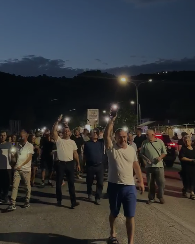 Banorët e Memaliajit protestojnë kundër bashkimit me Tepelenën, bllokohet rruga nacionale