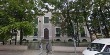 Kaos te Fakulteti i Mjekësisë/ Studentët sorollaten prej orësh, mungesa e formularëve mban peng regjistrimin