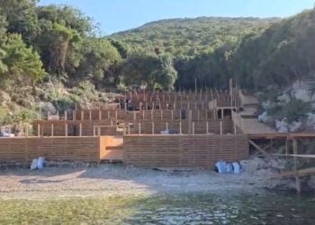 Ndërtuan pa leje në Karaburun, arrestohet njëri prej ndërtuesve, ortaku shpallet në kërkim