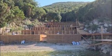 Ndërtuan pa leje në Karaburun, arrestohet njëri prej ndërtuesve, ortaku shpallet në kërkim