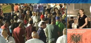 “Nëna më vdiq në spital, mjekët donin lekë!”/ Qytetarja nga protesta: Të bllokojmë rrugët dhe tunelet, kjo qeveri po merr jetë njerëzish