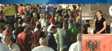 “Nëna më vdiq në spital, mjekët donin lekë!”/ Qytetarja nga protesta: Të bllokojmë rrugët dhe tunelet, kjo qeveri po merr jetë njerëzish