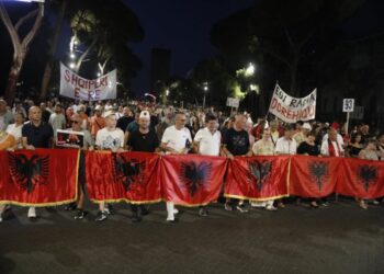 Përfundojnë fjalimet te Kryeministria, protestuesit nisin marshimin masiv në rrugët e Tiranës: Ju erdhi fundi! Rama jep dorëheqjen!