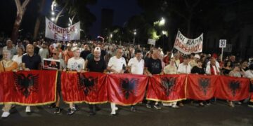 Përfundojnë fjalimet te Kryeministria, protestuesit nisin marshimin masiv në rrugët e Tiranës: Ju erdhi fundi! Rama jep dorëheqjen!