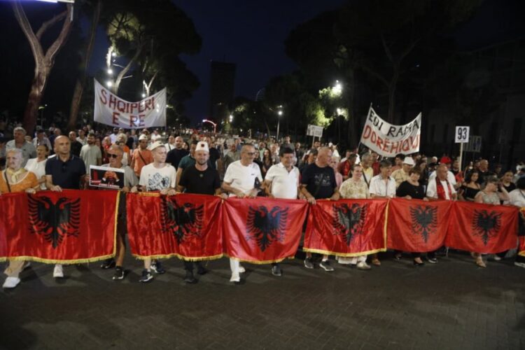 Përfundojnë fjalimet te Kryeministria, protestuesit nisin marshimin masiv në rrugët e Tiranës: Ju erdhi fundi! Rama jep dorëheqjen!