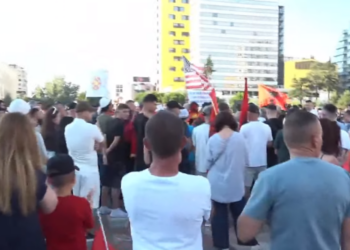 Revolta e 79-të kundër qeverisë, qytetarët mblidhen në sheshin “Skënderbej”, kërkojnë dorëheqjen e panegociueshme të Ramës