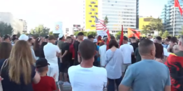 Revolta e 79-të kundër qeverisë, qytetarët mblidhen në sheshin “Skënderbej”, kërkojnë dorëheqjen e panegociueshme të Ramës