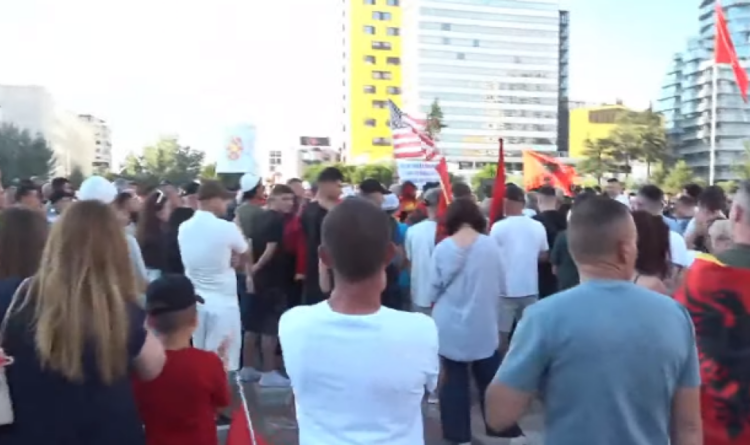 Revolta e 79-të kundër qeverisë, qytetarët mblidhen në sheshin “Skënderbej”, kërkojnë dorëheqjen e panegociueshme të Ramës