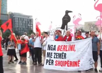 Nis protesta e 77-të/ Diaspora sërish në Tiranë, qytetarët organizohen në sheshin “Skënderbej”
