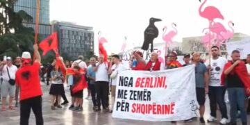 Nis protesta e 77-të/ Diaspora sërish në Tiranë, qytetarët organizohen në sheshin “Skënderbej”