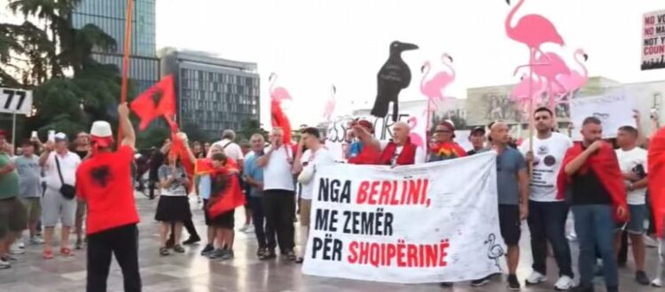 Nis protesta e 77-të/ Diaspora sërish në Tiranë, qytetarët organizohen në sheshin “Skënderbej”