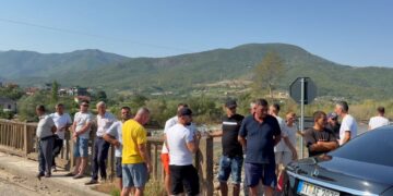Banorët e Mirakës ngrihen në protestë, kundërshtojnë bllokimin e aksesit nga punimet e Koridorit VIII