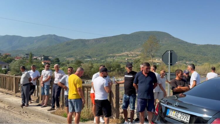 Banorët e Mirakës ngrihen në protestë, kundërshtojnë bllokimin e aksesit nga punimet e Koridorit VIII