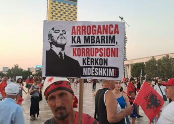 Protestuesit me mesazhe të forta: Arroganca ka mbarim, korrupsioni kërkon ndëshkim!