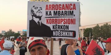 Protestuesit me mesazhe të forta: Arroganca ka mbarim, korrupsioni kërkon ndëshkim!