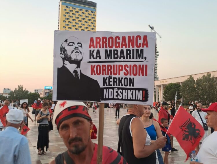 Protestuesit me mesazhe të forta: Arroganca ka mbarim, korrupsioni kërkon ndëshkim!