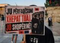 74 ditë revoltë, mesazhet përmes pankartave: Përfaqësoni xhepat tuaj, jo Shqipërinë!
